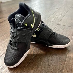 Boys Nike Kyrie Irving Basketball Shoes Size 4